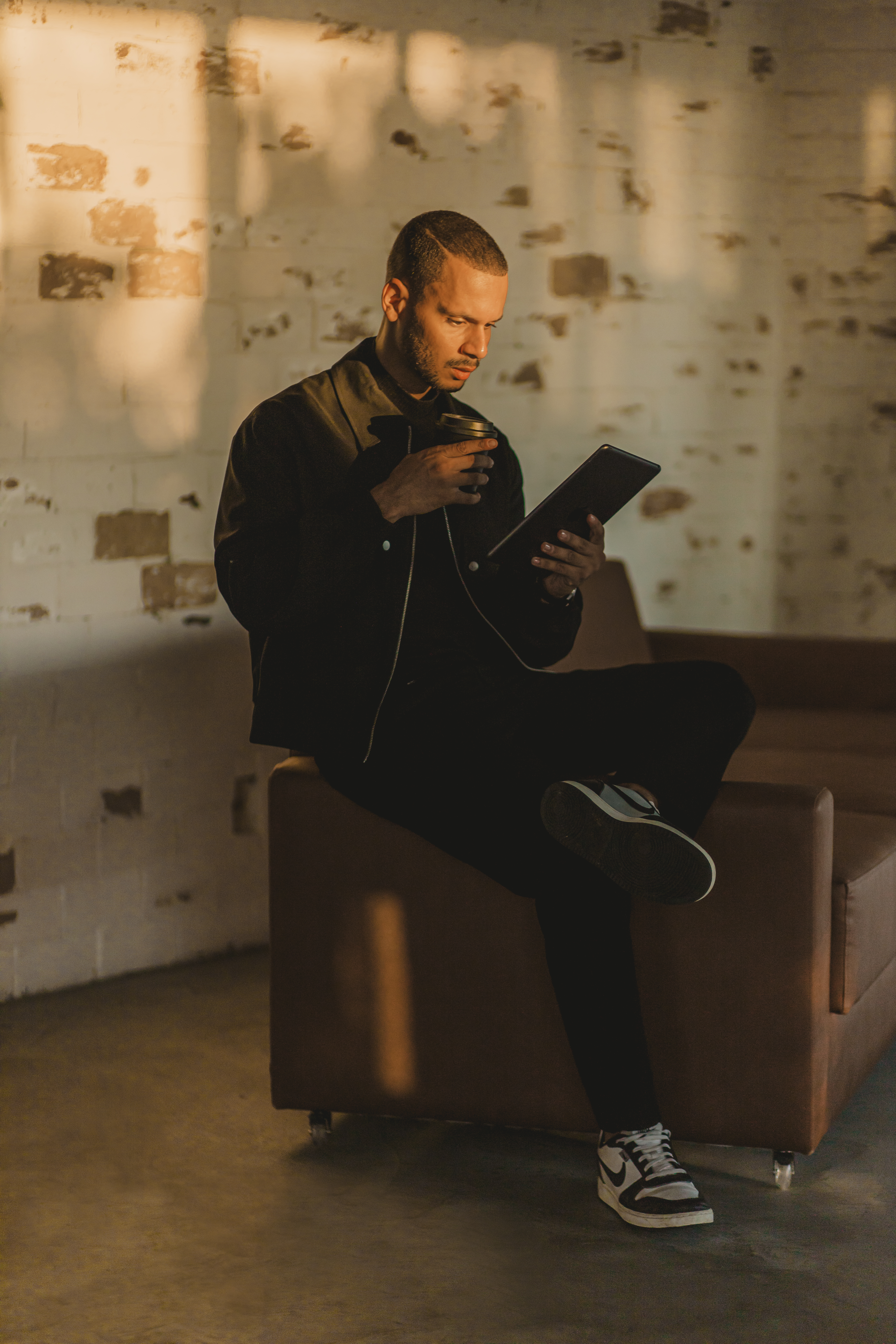 Filipe Nascimento usando tablet em sessão de fotos